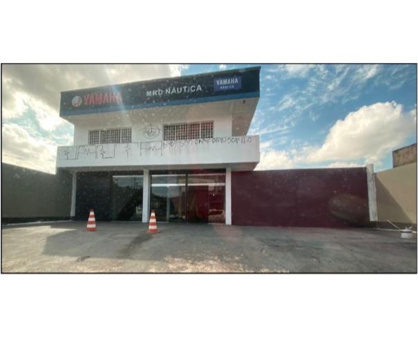 Imóvel comercial de 823m² com terreno amplo