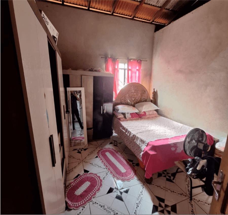 1 Imóvel | Residencial | Área de 450,00m² | Com Piso Em Cerâmica | 1 Varanda | 1 Sala de Estar | 2 Suítes | 1 Banheiro Social | 1 Cozinha Com Sala De Jantar | 1 Área de Serviço | Rua Estrela Cadente, nº 1370 | Profa. Araceli Souto Maior | B, localizado em Acrelândia - AC