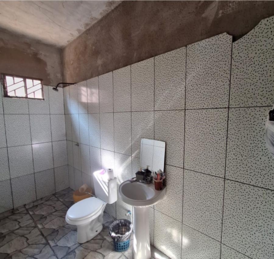 1 Imóvel | Residencial | Área de 450,00m² | Com Piso Em Cerâmica | 1 Varanda | 1 Sala de Estar | 2 Suítes | 1 Banheiro Social | 1 Cozinha Com Sala De Jantar | 1 Área de Serviço | Rua Estrela Cadente, nº 1370 | Profa. Araceli Souto Maior | B, localizado em Acrelândia - AC