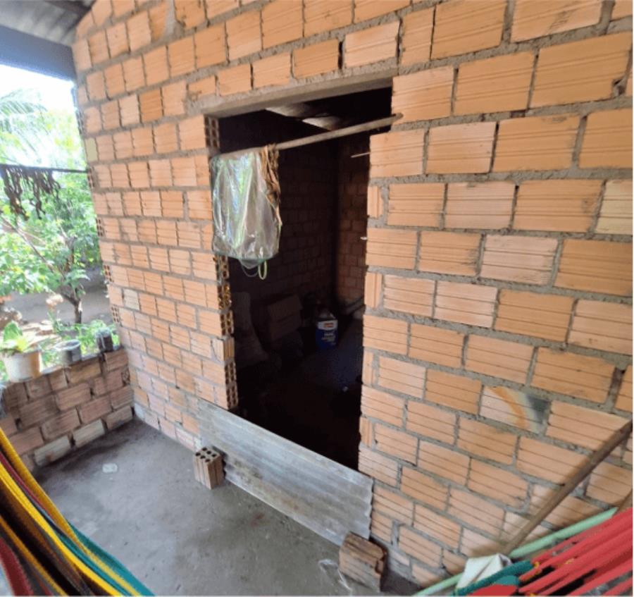 1 Imóvel | Residencial | Área de 450,00m² | Com Piso Em Cerâmica | 1 Varanda | 1 Sala de Estar | 2 Suítes | 1 Banheiro Social | 1 Cozinha Com Sala De Jantar | 1 Área de Serviço | Rua Estrela Cadente, nº 1370 | Profa. Araceli Souto Maior | B, localizado em Acrelândia - AC