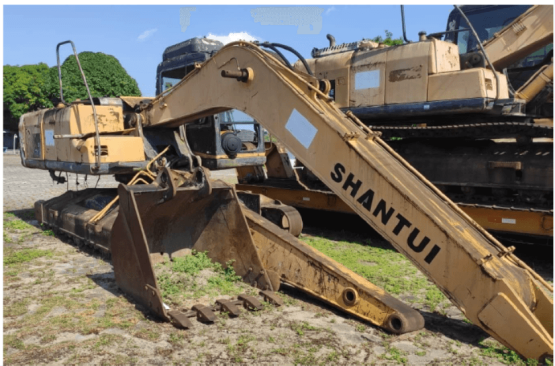 1 Escavadeira Hidráulica Esteira SE 240 | 1 Carroceria Semi Reboque Randon SR 2003/2004